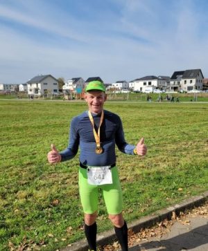 Laufsport in den bunten Herbstwäldern (3)