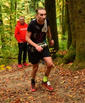 Laufsport in den bunten Herbstwäldern (5)