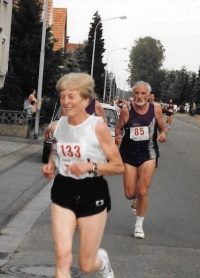Toni Wisser (+ 2018) sie hatte erst mit 50 mit dem Laufen begonnen und dann mehrmals bei deutschen Meisterschaften gestartet